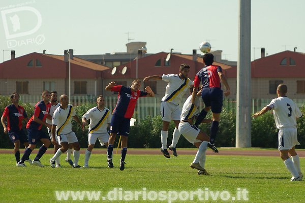 Sul cross da destra saltano Idda e  Pazzola, disturbato da Antonio Sanna